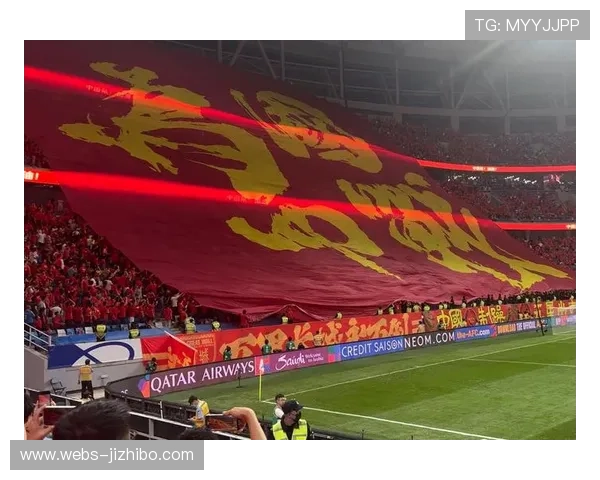 特写:南特球迷展示巨幅TIFO,纪念俱乐部成立80周年